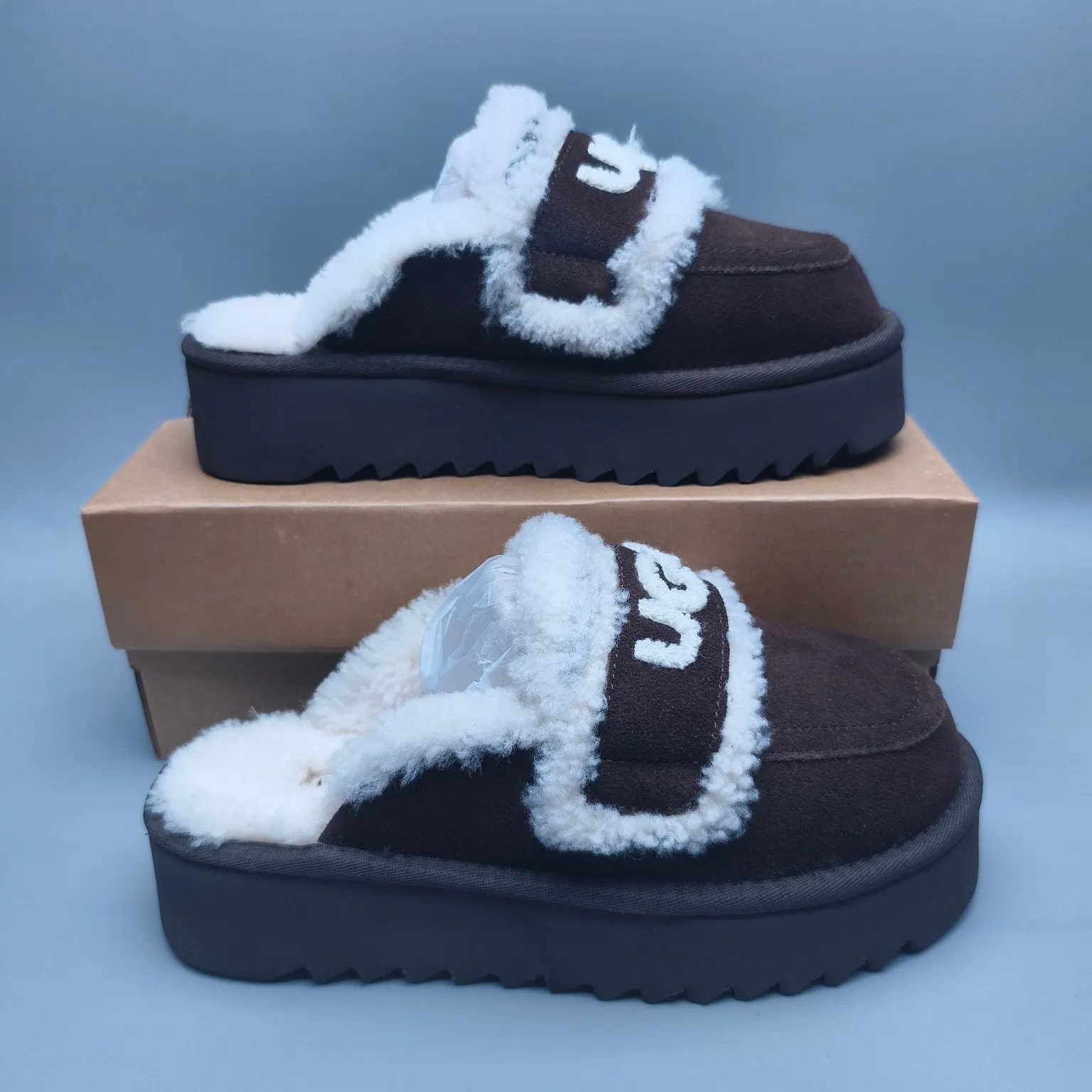 💰480 UGG sheepskin all-in-one snow boots 1208 Thick-soled curly fur casual fur flip flops with large logo Color: maroon sand antelope brown black chocolate Code number: 35-40 yards